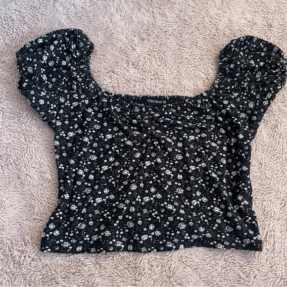 Floral Ruched Crop Top - Picture 3 of 7